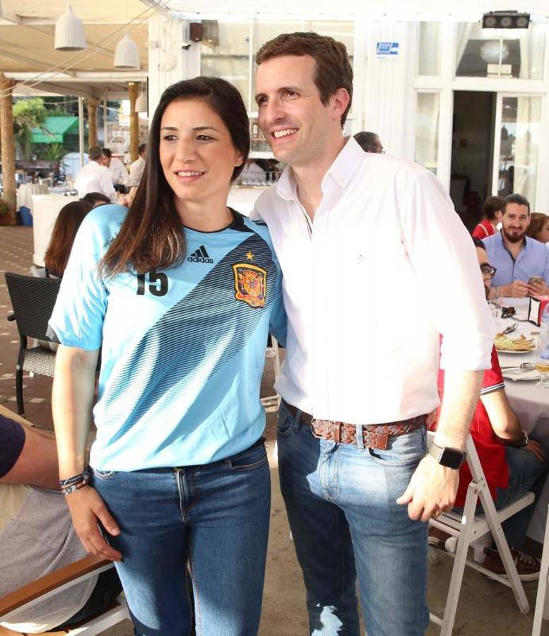 El precandidato a la Presidencia del PP Pablo Casado atiende a los medios de comunicación antes de mantener un encuentro con afiliados para ver el partido de la selección española