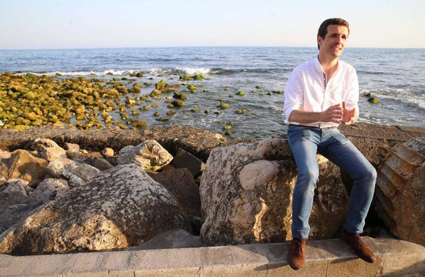 El precandidato a la Presidencia del PP Pablo Casado atiende a los medios de comunicación antes de mantener un encuentro con afiliados para ver el partido de la selección española