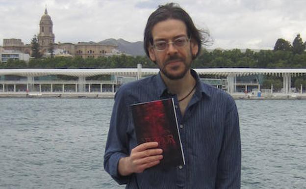 M. J. Zamora, con un ejemplar de su libro.