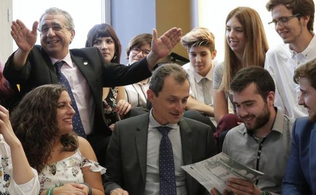Duque, flanqueado por portavoces estudiantiles junto a Narváez