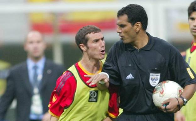 Iván Helguera protesta al árbitro Al Ghandour en el Mundial de 2002. 