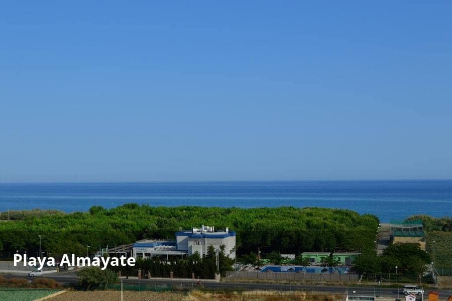 Como su propio nombre indica, este camping se encuentra en la costa veleña. Concretamente, se encuentra en la playa de Almayate, con un cómodo acceso desde la N-340. No habrá que confundirlo con Almanat (naturista), situado a unos 2 kilómetros (en sentido Torre del Mar). El camping Playa Almayate es especialmente familiar, que cuenta con la ventaja de tener una arboleda que le proporciona a sus parcelas una sombra natural. Habrá que elegir entre varias opciones: desde las parcelas más pequeñas (con 42 metros cuadrados) hasta las que están en primera línea de playa. En los meses de julio y agosto, los precios de estos espacios están entre los 30 y los 59 euros (en esa tarifa se incluyen dos personas, parcela, coche, tienda o caravana). Además de piscina, restaurante y supermercado, cuenta con espacios para la práctica de deportes (baloncesto, tenis de mesa y pádel) y zonas de juegos infantiles, entre otras instalaciones complementarias.  Cómo llegar