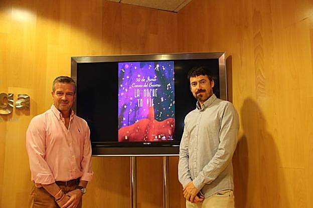 Víctor González y Cristóbal González con el cartel anunciador. 