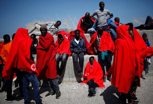 Un grupo de inmigrantes recogidos en el Estrecho, el pasado martes a su llegada a Algeciras. :: J. N. / Reuters