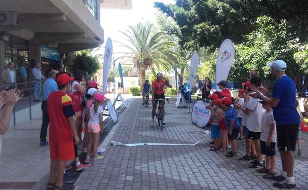 El deportista Fernando Plaza culmina la trigésima sexta etapa de su recorrido en Málaga