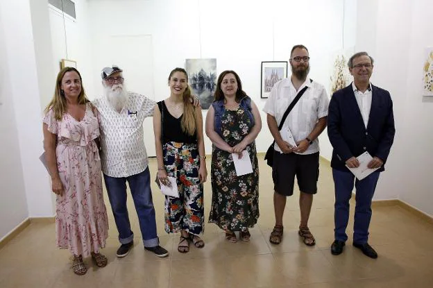 Los protagonistas de la muestra, con responsables de Fundación Málaga y Aplama. :: migue fernández