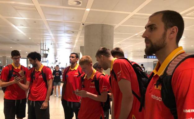 Jugaodres de la selección, en el aeropuerto de Málaga este viernes. 