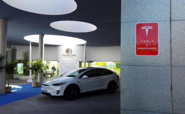 Imagen principal - Tesla instala un &#039;supercargador&#039; para coches eléctricos en la Reserva del Higuerón