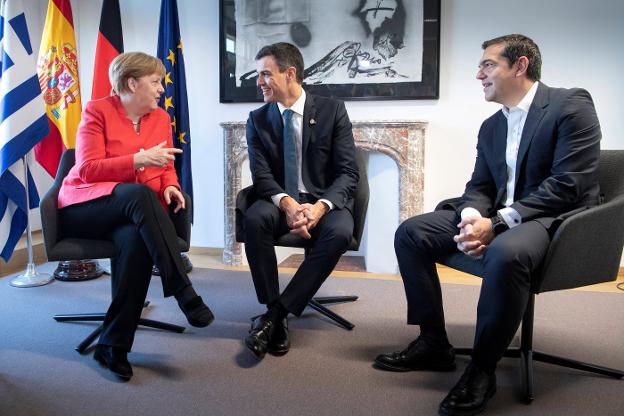 Angela Merkel en su encuentro de ayer en Bruselas con Pedro Sánchez y el primer ministro griego, Alexis Tsipras. :: reuters