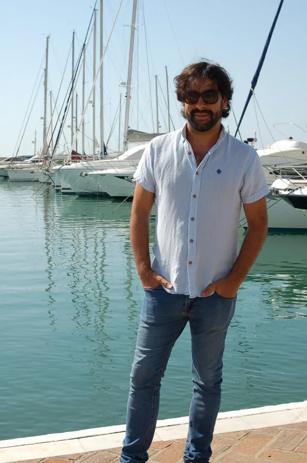 Daniel Casares en el puerto de Estepona. :: charo márquez