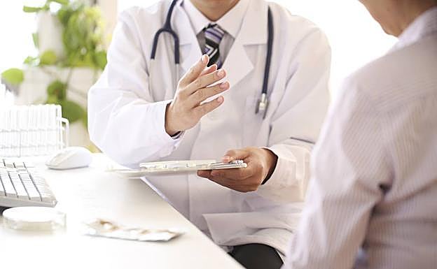 Denuncian «la subida abusiva» de una póliza de salud a una paciente de cáncer