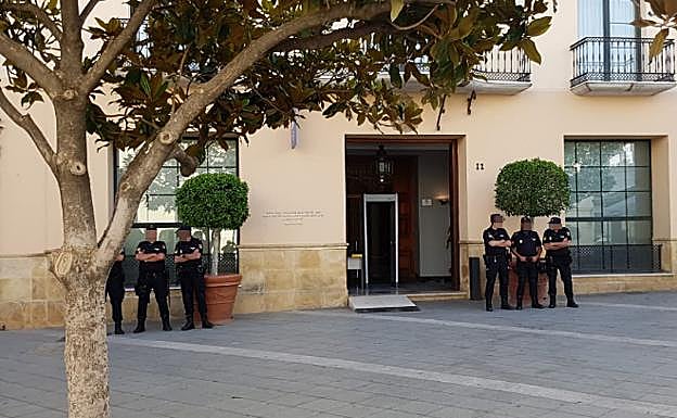 Policías, a las puertas del Ayuntamiento de Vélez-Málaga.