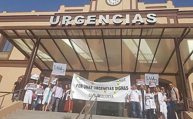 Profesionales concentrados ayer por la mañana en la puerta de las urgencias del Hospital Civil.
