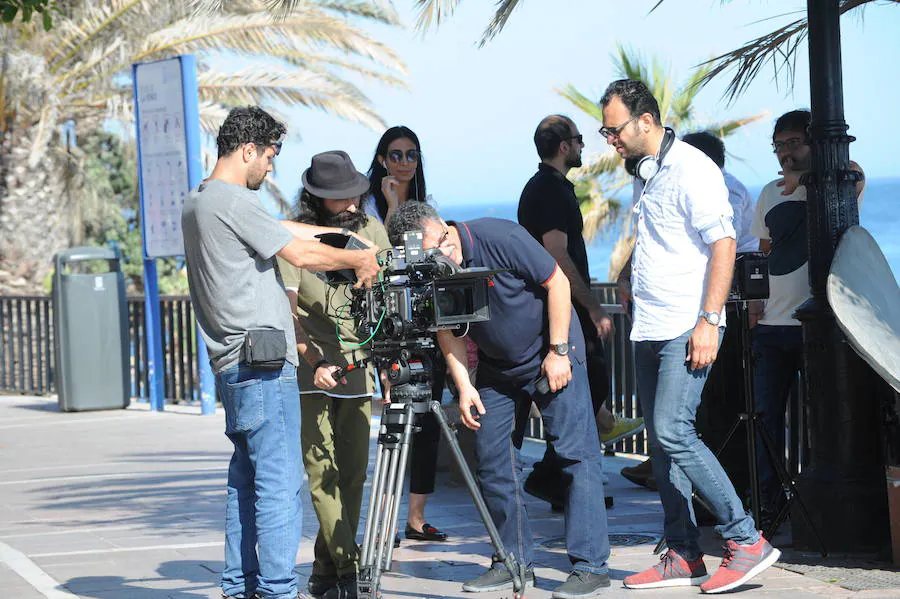 El cineasta Alireza Raisian observa el tiro de cámara en la escena grabada en el litoral marbellí.
