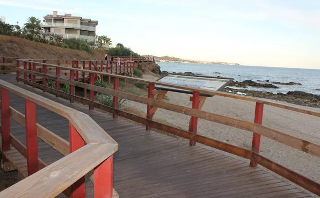 El sendero litoral de Mijas Costa es idóneo para recorrer cuando el sol se comienza a poner.