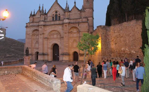 Visita nocturna junto a la Real Colegiata Santa María la Mayor de Antequera.