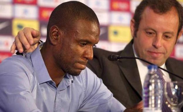 Eric Abidal y Sandro Rosell durante una rueda de prensa. 