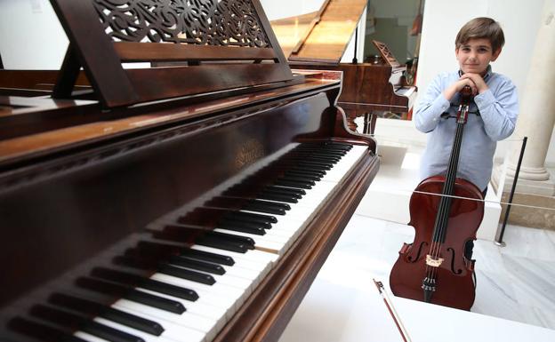 Kevin y su violonchelo, junto a uno de los pianos del MIMMA.