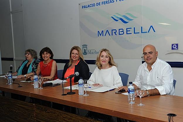 Teresa Santos, Emelina Fernández, Flor de Torres, María Esperanza Sánchez y Juan Cano. :: JOSELE-LANZA
