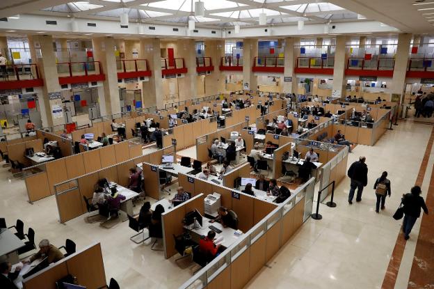 Funcionarios trabajando en una de las sedes de la Agencia Tributaria en Madrid. :: efe