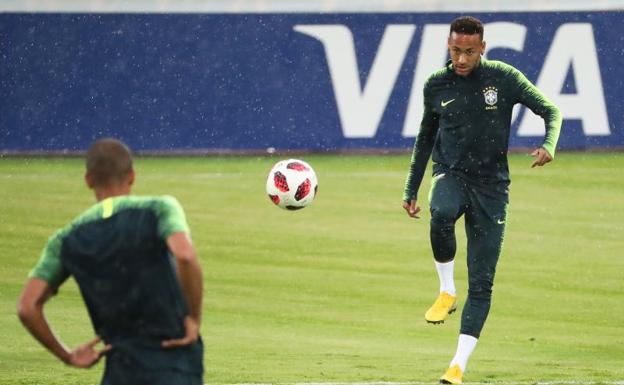 Neymar durante el entrenamiento con Brasil