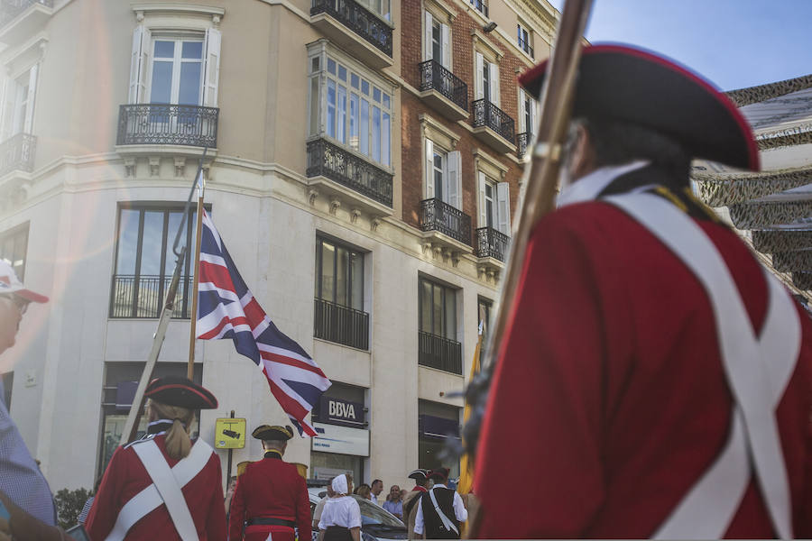 Una colorista marcha con música, banderas de barras y estrellas y predominio de las indumentarias en azul, blanco y rojo tomó ayer la calle Larios y la Plaza de la Constitución para celebrar el Día de la Independencia de EE UU. A las 19.30 horas, el alcalde, Francisco de la Torre; el regidor de Macharaviaya, Antonio Campos; el diputado de Cultura, Víctor González; la cónsul de EE UU en Málaga, Roberta Aaron, y la vicecónsul de España en Pensacola, María Davis, presenciaron el desfile.