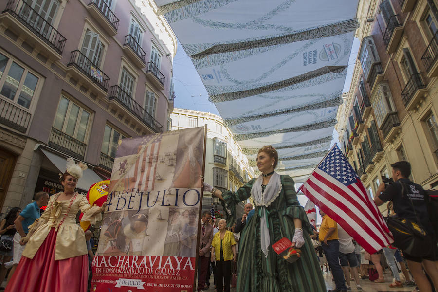 Una colorista marcha con música, banderas de barras y estrellas y predominio de las indumentarias en azul, blanco y rojo tomó ayer la calle Larios y la Plaza de la Constitución para celebrar el Día de la Independencia de EE UU. A las 19.30 horas, el alcalde, Francisco de la Torre; el regidor de Macharaviaya, Antonio Campos; el diputado de Cultura, Víctor González; la cónsul de EE UU en Málaga, Roberta Aaron, y la vicecónsul de España en Pensacola, María Davis, presenciaron el desfile.