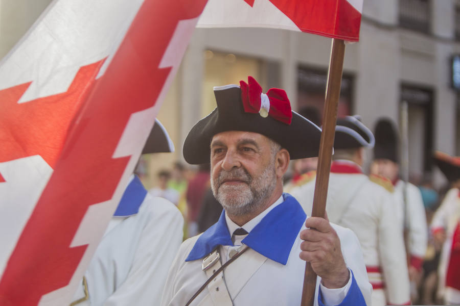 Una colorista marcha con música, banderas de barras y estrellas y predominio de las indumentarias en azul, blanco y rojo tomó ayer la calle Larios y la Plaza de la Constitución para celebrar el Día de la Independencia de EE UU. A las 19.30 horas, el alcalde, Francisco de la Torre; el regidor de Macharaviaya, Antonio Campos; el diputado de Cultura, Víctor González; la cónsul de EE UU en Málaga, Roberta Aaron, y la vicecónsul de España en Pensacola, María Davis, presenciaron el desfile.