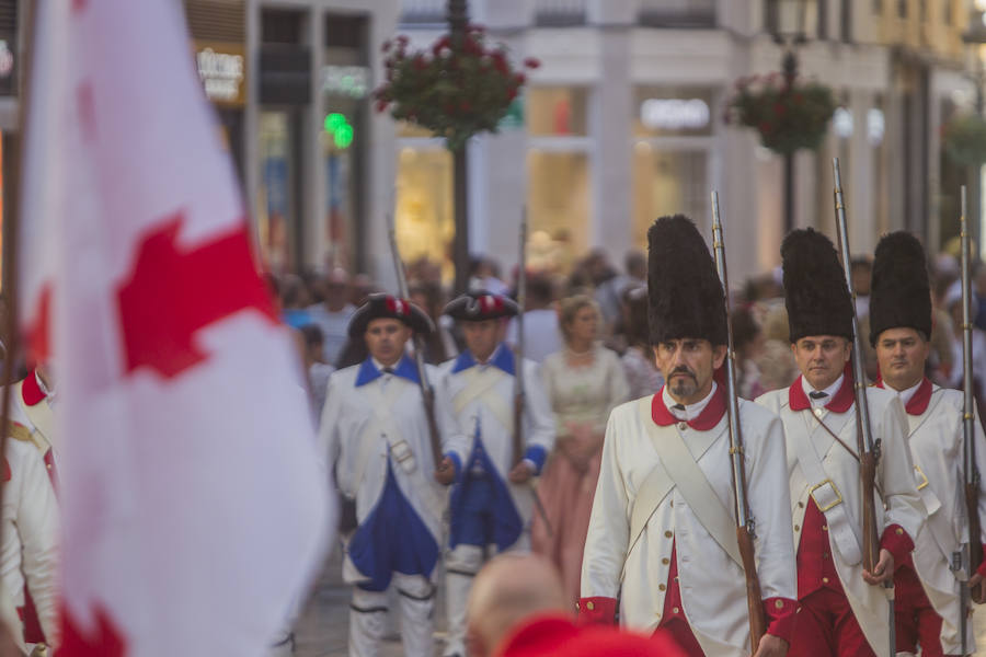 Una colorista marcha con música, banderas de barras y estrellas y predominio de las indumentarias en azul, blanco y rojo tomó ayer la calle Larios y la Plaza de la Constitución para celebrar el Día de la Independencia de EE UU. A las 19.30 horas, el alcalde, Francisco de la Torre; el regidor de Macharaviaya, Antonio Campos; el diputado de Cultura, Víctor González; la cónsul de EE UU en Málaga, Roberta Aaron, y la vicecónsul de España en Pensacola, María Davis, presenciaron el desfile.