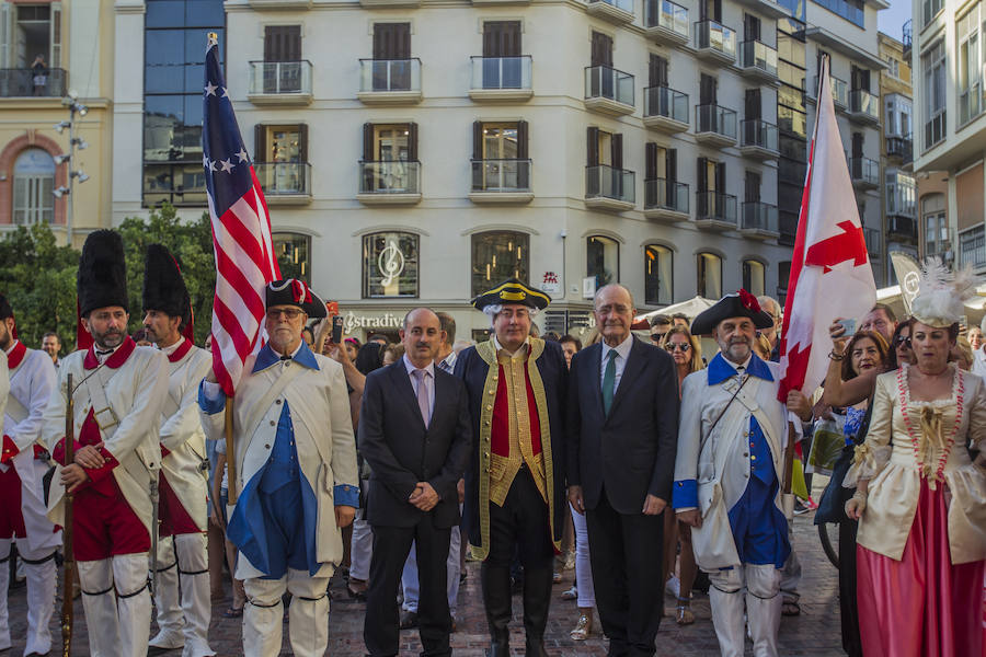 Una colorista marcha con música, banderas de barras y estrellas y predominio de las indumentarias en azul, blanco y rojo tomó ayer la calle Larios y la Plaza de la Constitución para celebrar el Día de la Independencia de EE UU. A las 19.30 horas, el alcalde, Francisco de la Torre; el regidor de Macharaviaya, Antonio Campos; el diputado de Cultura, Víctor González; la cónsul de EE UU en Málaga, Roberta Aaron, y la vicecónsul de España en Pensacola, María Davis, presenciaron el desfile.