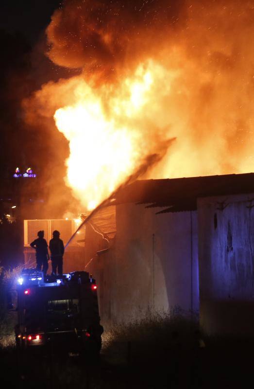 Los bomberos consiguieron controlar el fuego pasada la medianoche 