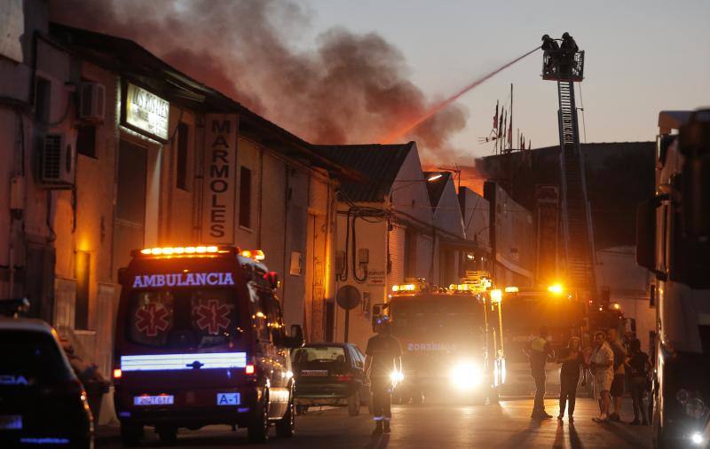 Los bomberos consiguieron controlar el fuego pasada la medianoche 