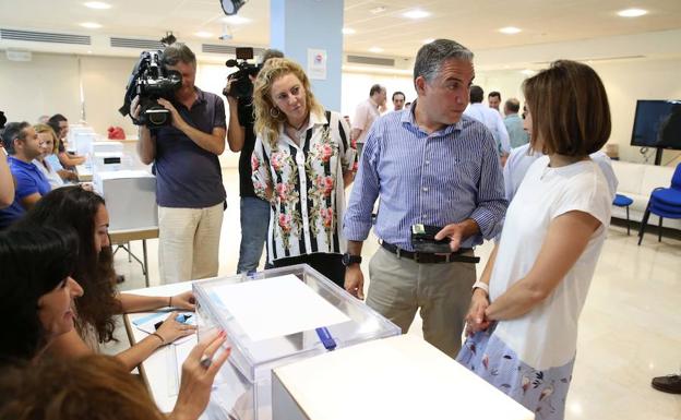 Bendodo dialoga con Patricia Navarro en presencia de Carolina España antes de votar. 