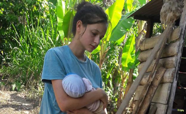 Patricia Aguilar con su hija en Perú.