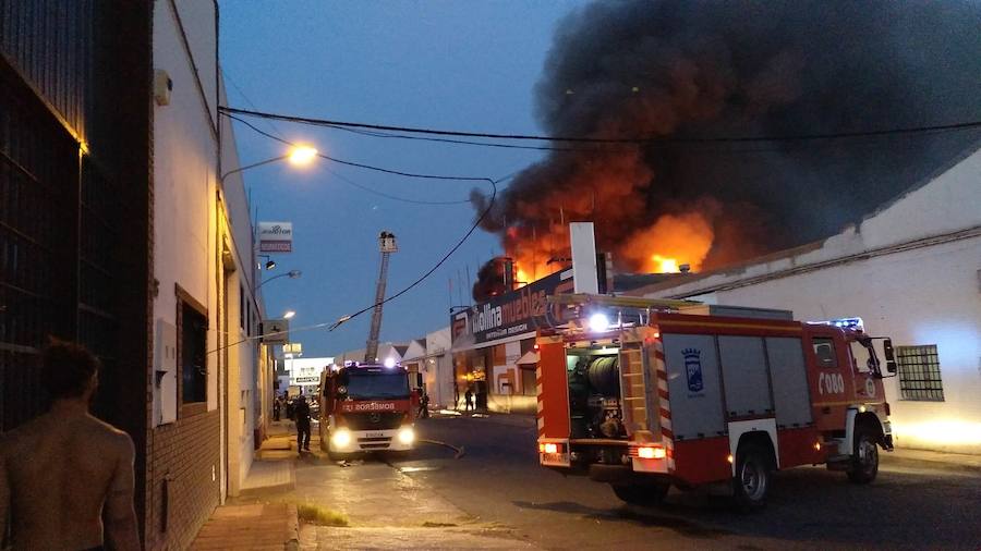 Los bomberos consiguieron controlar el fuego pasada la medianoche 