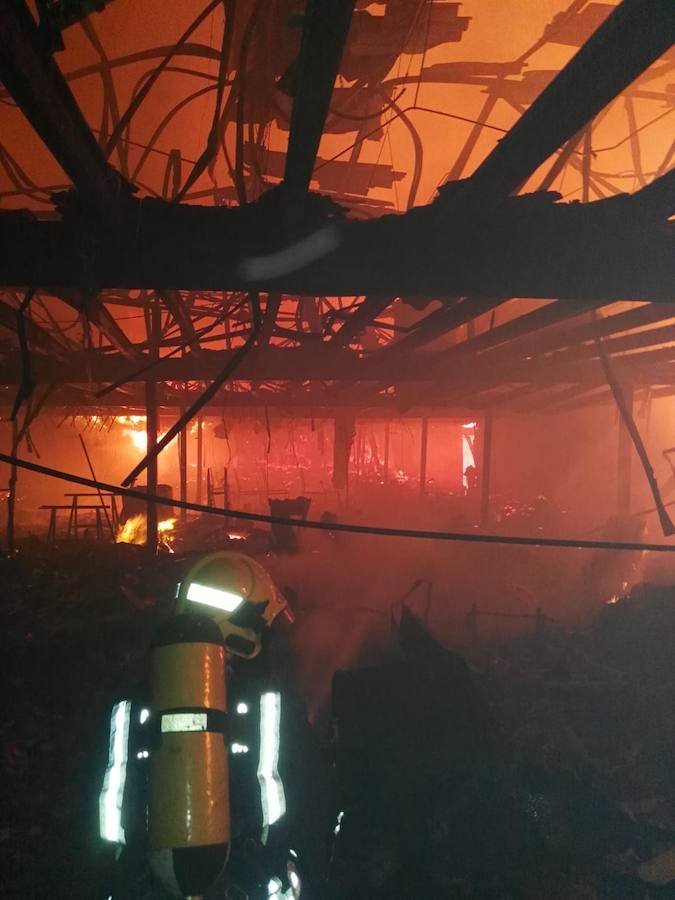 Los bomberos consiguieron controlar el fuego pasada la medianoche 