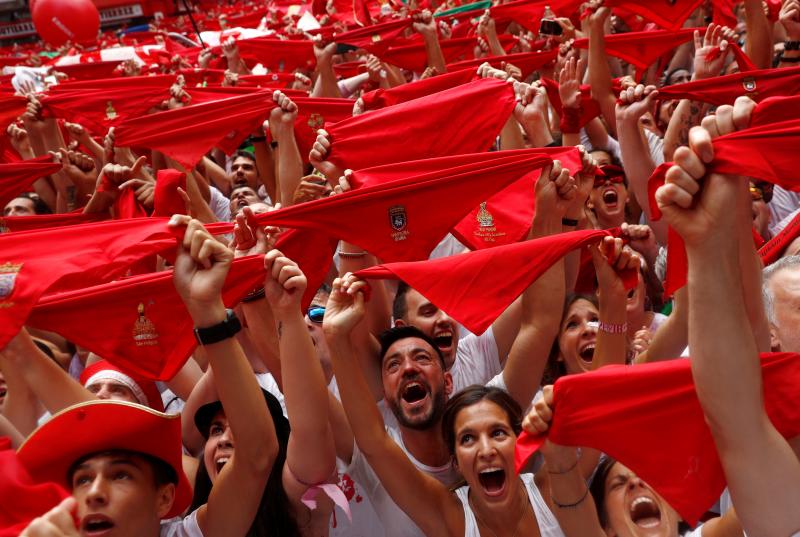 La capital navarra vive su fiesta más grande tras el lanzamiento del chupinazo desde la popular plaza del Ayuntamiento