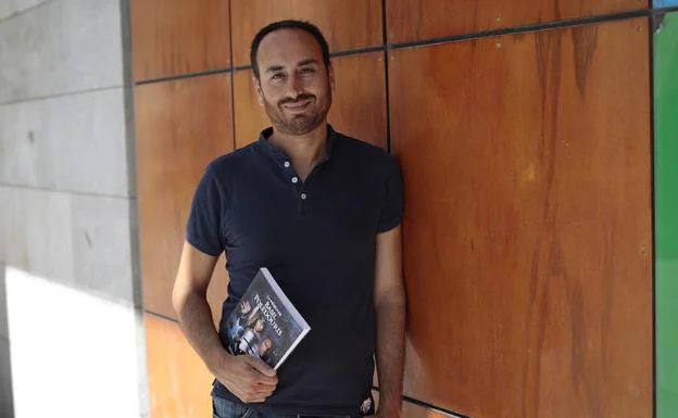 Sergio Hardasmal, con el libro sobre Basil Poledouris. 