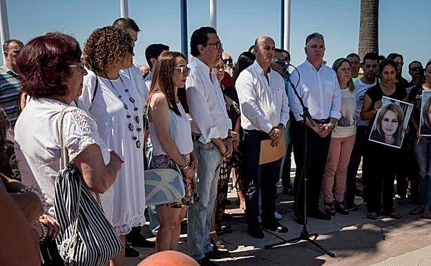Concentración esta mañana en Lepe en repulsa por el crimen machista. 