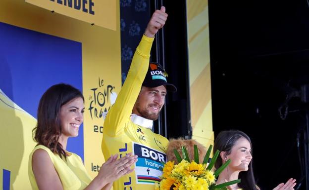 Peter Sagan, en el podio vestido con el maillot de líder del Tour. 