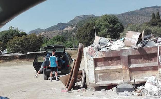 Imagen principal - Tiran un sofá en el vertedero de Churriana. Abajo, el parque comercial Málaga Nostrum y el polígono industrial Villa Rosa es uno de los principales puntos negros. 