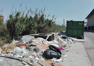 Imagen secundaria 1 - Tiran un sofá en el vertedero de Churriana. Abajo, el parque comercial Málaga Nostrum y el polígono industrial Villa Rosa es uno de los principales puntos negros. 