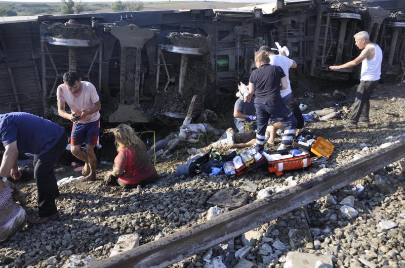 Fotos: Las impactantes imágenes del descarrilamiento de un tren en Turquía