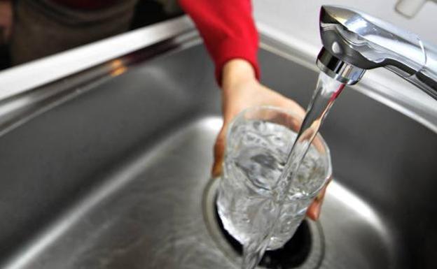 Entra en vigor la subida del recibo del agua en cinco municipios de la Axarquía