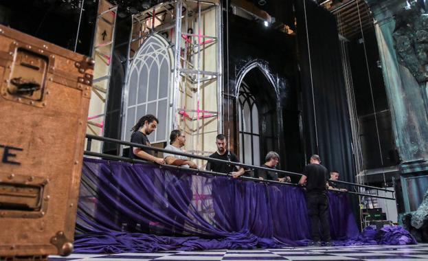 Imagen principal - La Familia Addams al completo se instala en el Teatro Cervantes 
