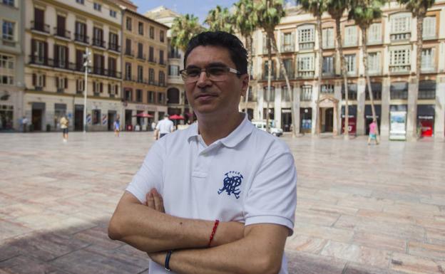 El nuevo dirigente, José Manuel García, posa en la plaza de la Constitución. 