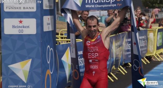 El triatleta de Rincón de la Victoria, ayer tras cruzar la meta en la isla danesa de Fyn. 