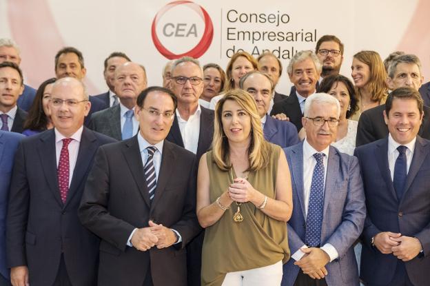 Susana Díaz y el presidente de la CEA, Javier González de Lara, con empresarios andaluces. 