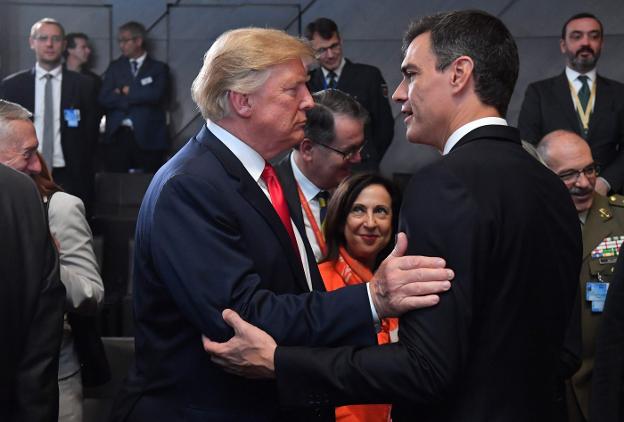 Donald Trump y Pedro Sánchez, ayer durante la cumbre de la OTAN. ::  E. DUNAND / AFP
