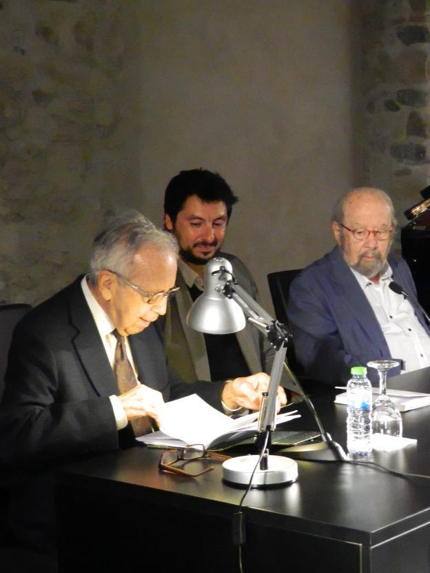 García Baena y Caballero Bonald, en la primera edición de Marpoética, en abril de 2015, junto a Antonio Lucas. 